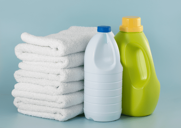 Image of clean laundry with bleach and detergent bottles